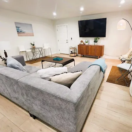 Cozy Newly Remodeled Close To Hot Attractions Disneyland, Beach, Knott's Berry Farm
